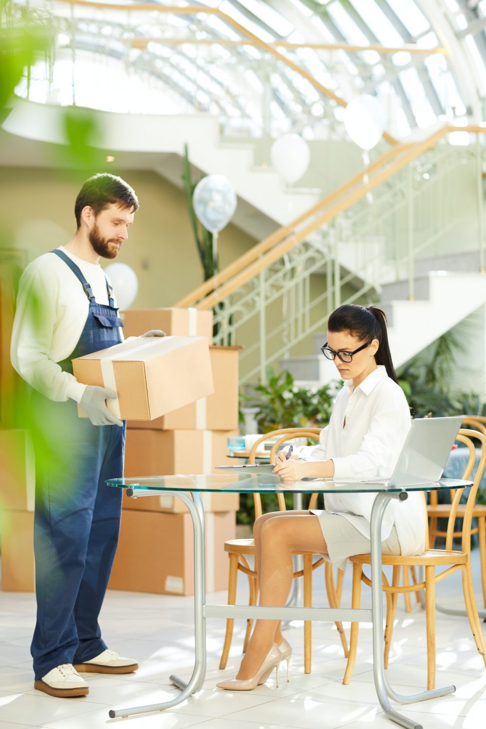 Female manager interacting with mover